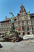 Anversa - la statua di Brabo nel Grote Markt e il cinquecentesco Stadhuis 